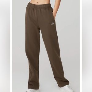 Alo Accolade Straight Leg Sweatpants in espresso color